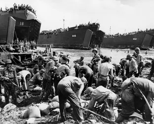 Débarquement sur l'île de Leyte - crédits : Hulton Archive/ Getty Images