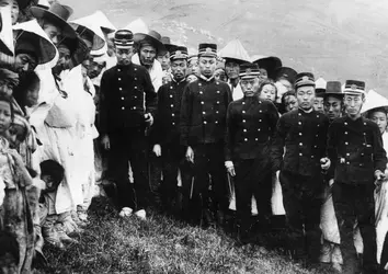 Gendarmes japonais en Corée, 1910 - crédits : Topical Press Agency/ Hulton Archive/ Getty Images