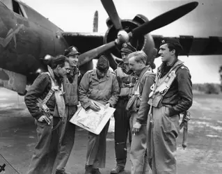 L'équipage d'un B26 au rapport - crédits : Fred Ramage/ Hulton Archive/ Getty Images