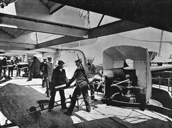 Artillerie de marine - crédits : Hulton-Deutsch/ Corbis Historical/ Getty Images