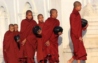 Moines bouddhistes de Birmanie - crédits : Dietmar Temps, Cologne/ Moment Unreleased/ Getty Images