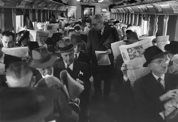Train de banlieue en 1955 - crédits : Three Lions/ Hulton Archive/ Getty Images