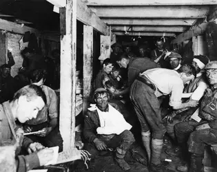 Poste de secours en 1917 - crédits : Frank Hurley/ Three Lions/ Getty Images