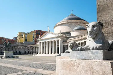 Naples, place du Plébiscite - crédits : Masci Giuseppe/ AGF/ UIG/ Getty Images