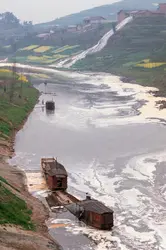 Pollution d'une rivière (province de Sichuan, Chine) - crédits : Peter Turnley/ Corbis Historical/ Getty Images
