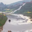 Pollution d'une rivière (province de Sichuan, Chine) - crédits : Peter Turnley/ Corbis Historical/ Getty Images