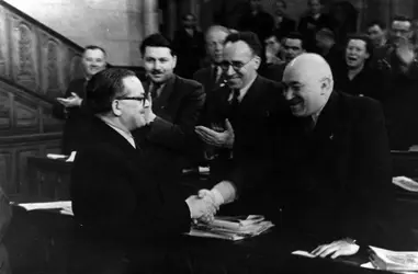 Arpad Szakasits et Mátyas Rákosi , 1948 - crédits : Charles Falus/ Getty Images