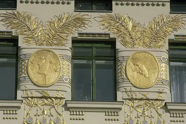 Maison sur Linke Wienzeile, Vienne, O. Wagner, motifs décoratifs de K. Moser - crédits : H. Champollion/ AKG-images