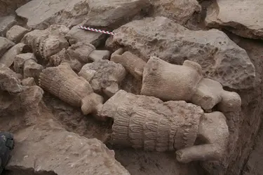 Statuettes d’Ilmeshar in situ, Mari - crédits : P. Butterlin/ Mission archéologique française de Mari