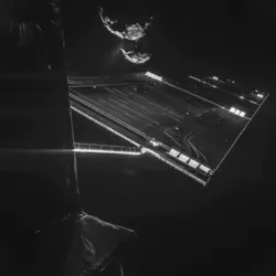 Rosetta photographiée par Philae devant la comète&nbsp;&nbsp;67P/Tchourioumov-Guerassimenko - crédits : Rosetta/ Philae/ CIVA/ ESA