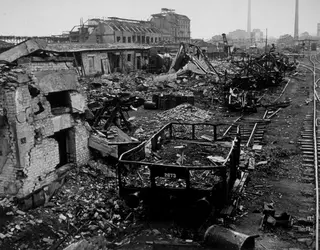 Bombardement d'usine allemande - crédits : Hulton Archive/ Getty Images