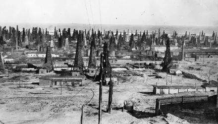 Gisements de pétrole, Bakou, en 1929 - crédits : Hulton Archive/ Getty Images