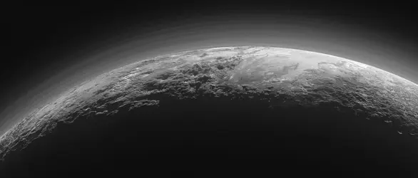 Brume sur Pluton - crédits : NASA/ Johns Hopkins University Applied Physics Laboratory/ Southwest Research Institute