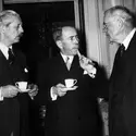 Antoine Pinay, Harold MacMillan et John Foster Dulles, 1955 - crédits : Keystone/ Hulton Archive/ Getty Images