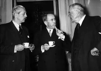 Antoine Pinay, Harold MacMillan et John Foster Dulles, 1955 - crédits : Keystone/ Hulton Archive/ Getty Images