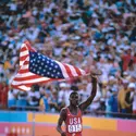 Carl Lewis, après sa victoire dans le 100 mètres à Los Angeles (1984) - crédits : 
Bettmann/ Getty Images