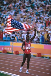 Carl Lewis, après sa victoire dans le 100 mètres à Los Angeles (1984) - crédits : 
Bettmann/ Getty Images