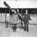 Adolphe Pégoud et Louis Blériot
 - crédits : Topical Press Agency/ Getty Images