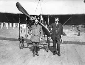 Adolphe Pégoud et Louis Blériot
 - crédits : Topical Press Agency/ Getty Images