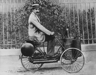 Tricycle à vapeur - crédits : Hulton Archive/ Getty Images