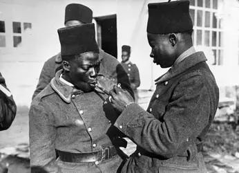 Soldats sénégalais - crédits : Three Lions/ Hulton Archive/ Getty Images