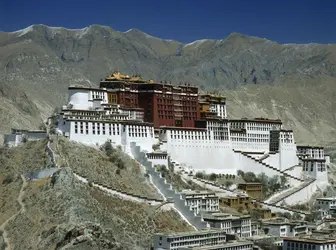 Palais-montagne du Potala à Lhasa, Tibet - crédits :  Bridgeman Images 
