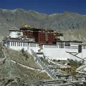 Palais-montagne du Potala à Lhasa, Tibet - crédits :  Bridgeman Images 