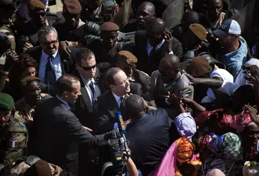François Hollande, acclamé à Tombouctou, en 2013 - crédits : Fred Dufour/ Pool/ EPA