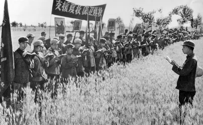 Propagande maoïste dans les campagnes chinoises, 1967 - crédits : Universal History Archive/ UIG/ Getty Images