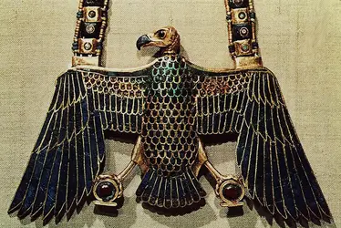 Pendentif au vautour, tombe de Toutankhamon, Égypte - crédits :  Bridgeman Images 