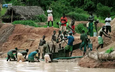 Mine de diamant, Sierra Leone - crédits : Chris Hondros/ Getty Images News/ AFP