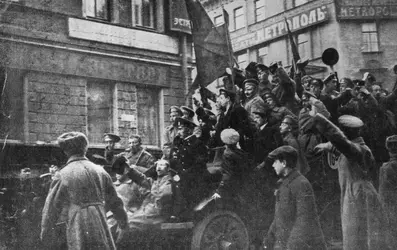 Révolutionnaires russes, 1917 - crédits : Hulton Archive/ Getty Images