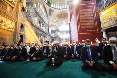 Première séance de prière à Sainte-Sophie, 2020 - crédits : Mustafa Kamaci/ Turkish Presidential Press Service/ AFP