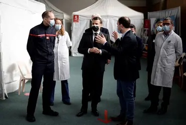 Emmanuel Macron lors de la visite d’un centre de vaccination contre la Covid-19 - crédits : Yoan Valat/ pool/ AFP