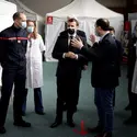 Emmanuel Macron lors de la visite d’un centre de vaccination contre la Covid-19 - crédits : Yoan Valat/ pool/ AFP