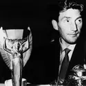 Fritz Walter et la Coupe Jules-Rimet - crédits : Hulton Archive/ Getty Images