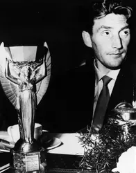 Fritz Walter et la Coupe Jules-Rimet - crédits : Hulton Archive/ Getty Images