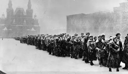 Visite du mausolée de Lénine - crédits : Express/ Archive Photos/ Getty Images
