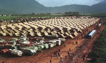 Camp de réfugiés kosovars en Albanie, mai 1999 - crédits : Joel Robine/ AFP