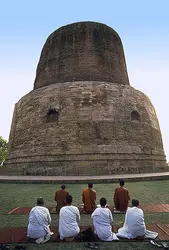 Prière devant un stupa à Sarnath - crédits : Dinodia Picture Agency, Bombay,  Bridgeman Images 