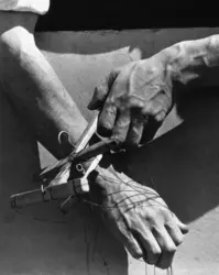 Mains d'un montreur de marionnettes, T. Modotti - crédits : AKG-images