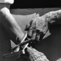 Mains d'un montreur de marionnettes, T. Modotti - crédits : AKG-images