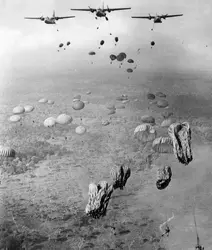Largage de parachutistes - crédits : Keystone/ Getty Images