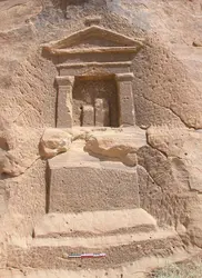 Deux bétyles en relief posés dans une niche à édicule, Hégra (Arabie Saoudite) - crédits : Laila Nehmé