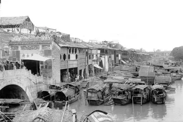 Village flottant, Canton - crédits : Hulton Archive/ Getty Images