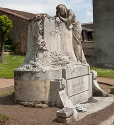 Monument aux morts, Chabanais (Charente) - crédits : Gilles Beauvarlet, 2008/ Région Poitou-Charentes, inventaire général du patrimoine culturel