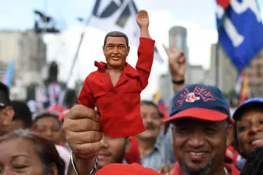 Figurine d’Hugo Chávez brandie lors d’un rassemblement à Caracas, Venezuela - crédits : Román Camacho/ SOPA Images/ LightRocket/ Getty Images