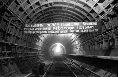 Construction d'un tunnel souterrain - crédits : Ivan Shagin/ Slava Katamidze Collection/ Getty Images