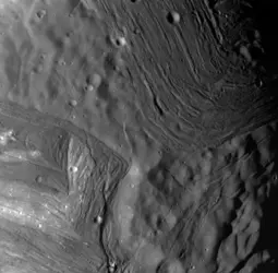 Miranda : structure en chevron - crédits : Courtesy NASA / Jet Propulsion Laboratory