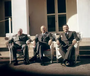 Winston Churchill, Dwight Eisenhower et Joseph Laniel - crédits : Keystone-France/ Gamma-Rapho/ Getty Images